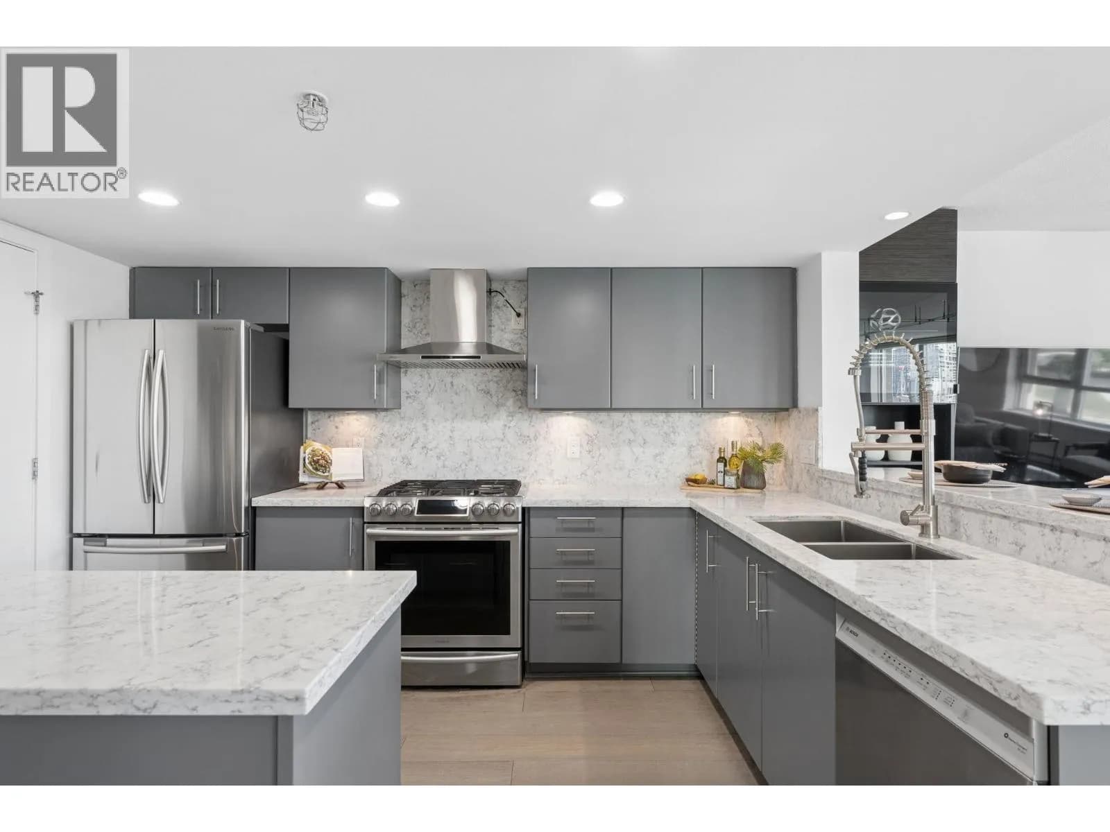 #506 120 MILROSS AVENUE, Vancouver, BC photo 2
