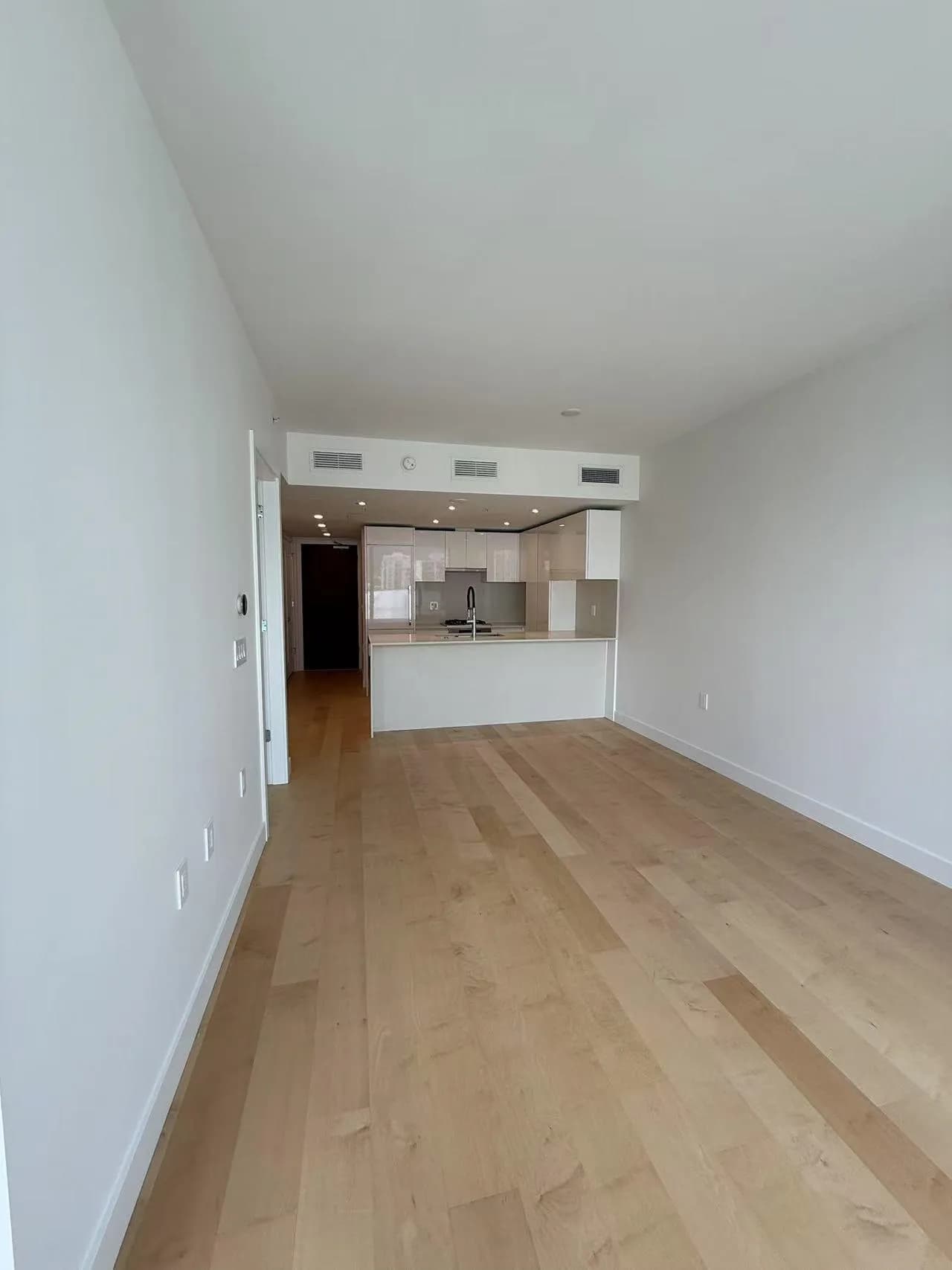 #907 135 E 13TH STREET, North Vancouver, BC photo 4