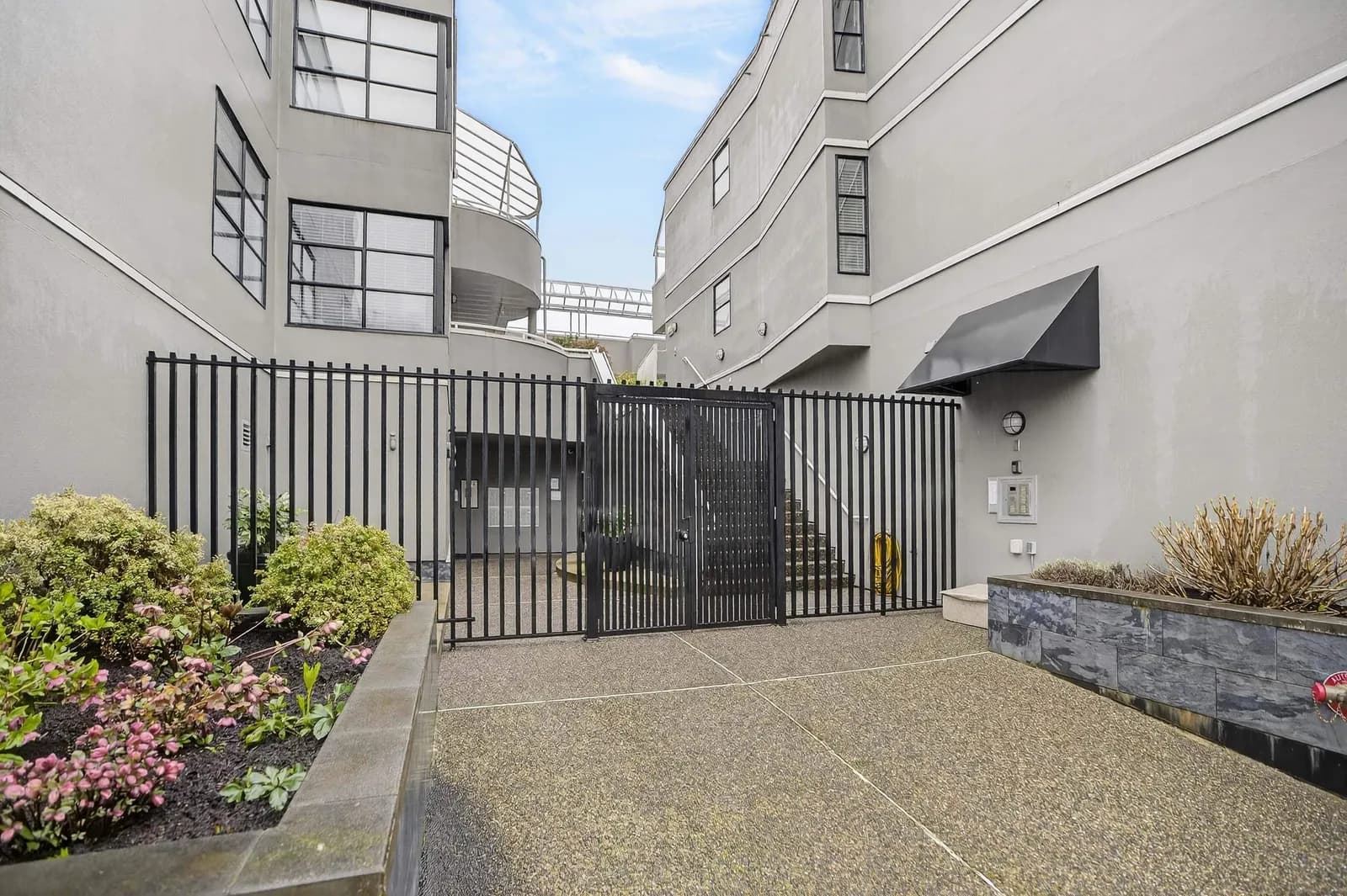 #205 3151 WOODBINE DRIVE, North Vancouver, BC photo 2