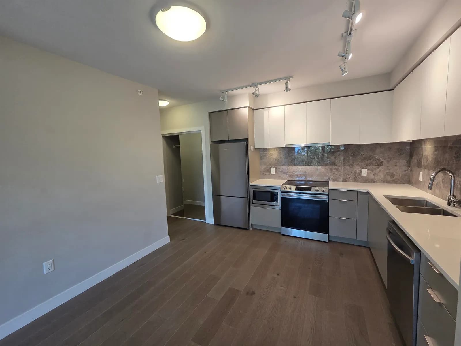 #401 8725 UNIVERSITY CRESCENT, Burnaby, BC photo 2