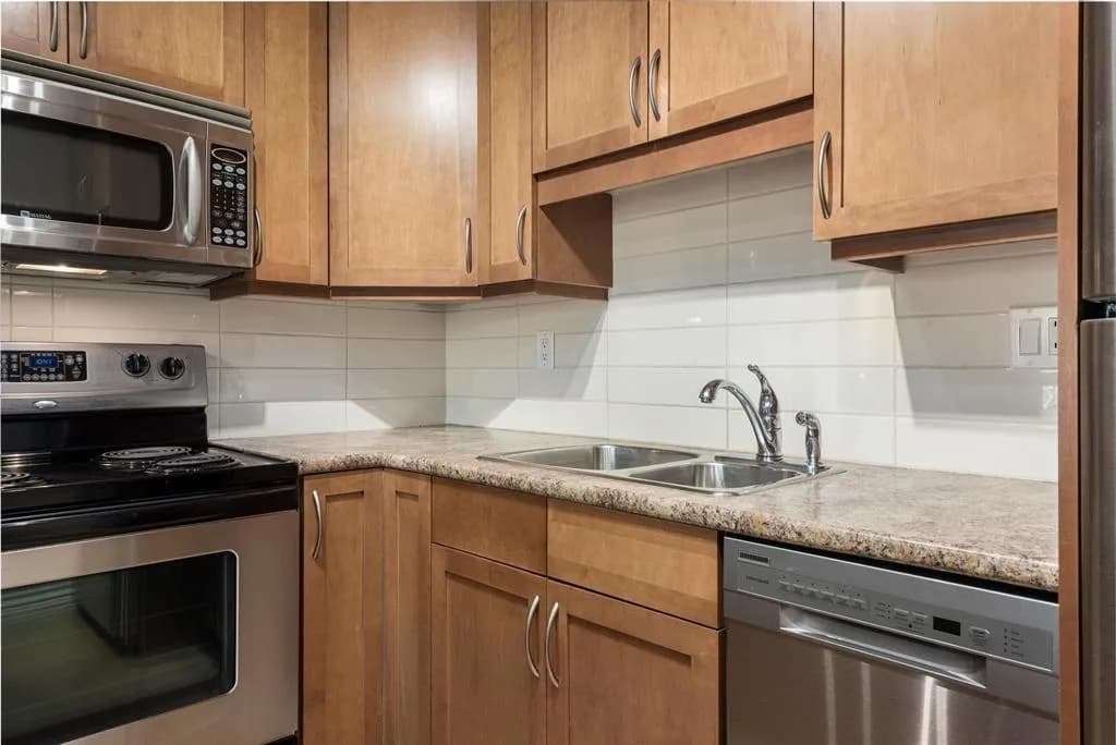 #401 2920 ASH STREET, Vancouver, BC photo 2